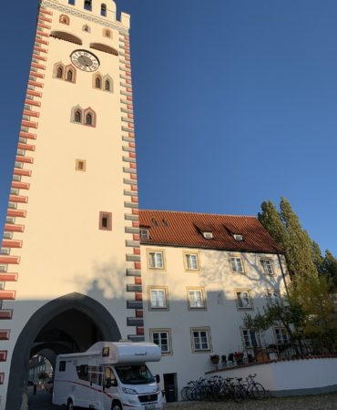 Sunlight Alkoven A70 vor dem Bayertor in Landsberg